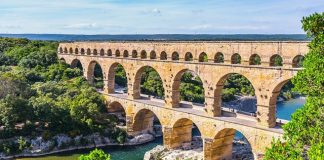 Khám phá vẻ đẹp kì vĩ của cầu Pont du Gard khi đi du lịch Pháp